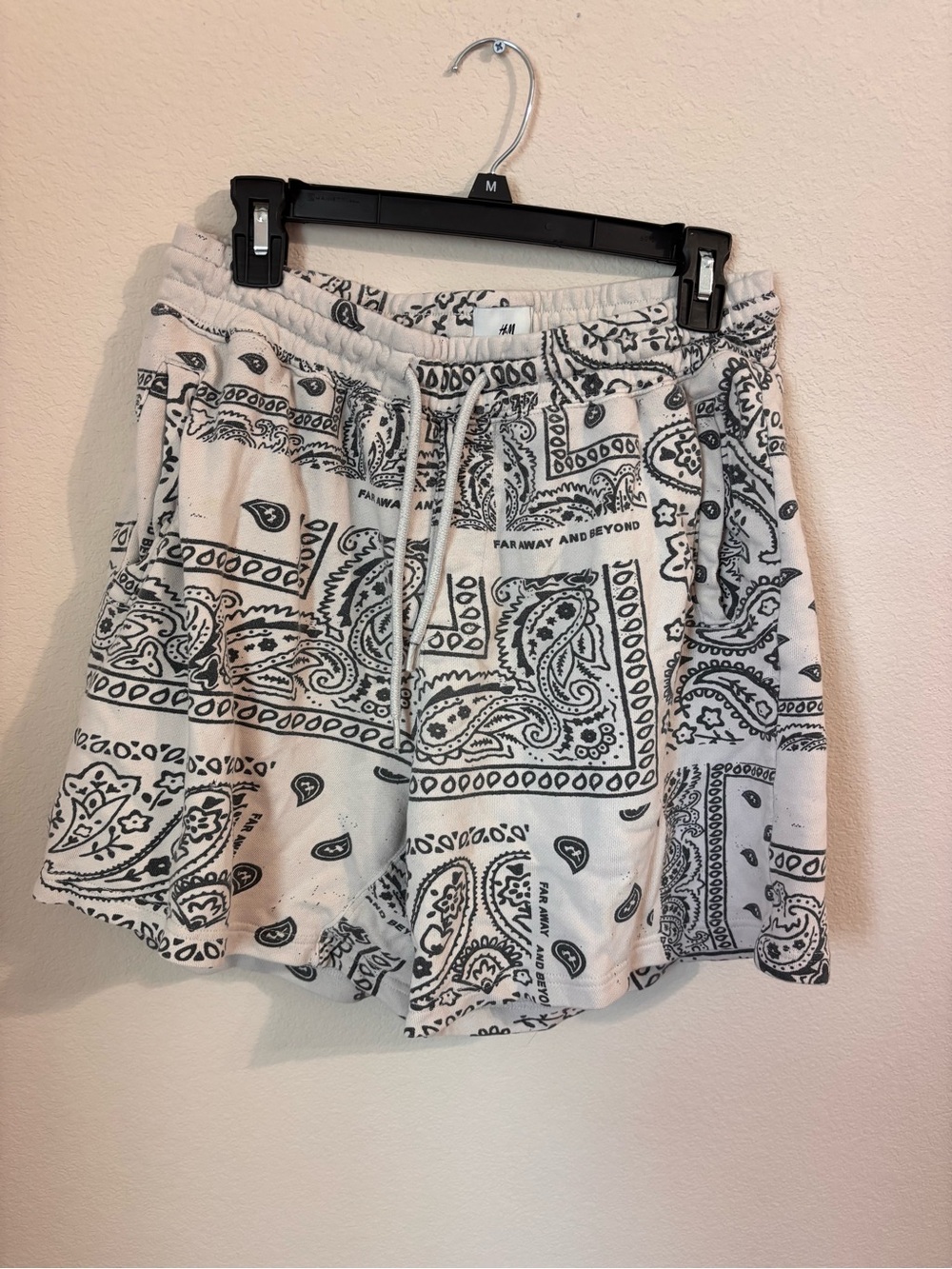 H&M Men’s Cream Black Paisley Print Sweatshorts Relaxed Fit Medium